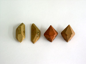 Reproducciones de romboedros de calcita. Algunos con las aristas biseladas o los vrtices truncados. A la derecha un escalenoedro