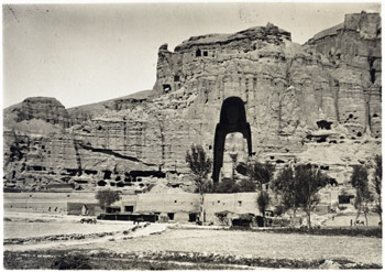 Lado occidental del gran acantilado, con el nicho que alberga el buda de 55 metros y sus grutas circundantes, Bamiyn, Afganistn, 1923. Muse Guimet, Pars