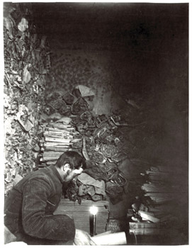 Paul Pelliot en la cmara donde se encontraban los manuscritos de la Alta Edad Media, en la cueva P de las cuevas de los Mil Budas, Dunhuang, China, marzo de 1908. Muse Guimet, Pars