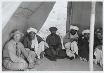 Joseph Hackin junto a un grupo de afganos, hacia 1924. Muse Guimet, Pars