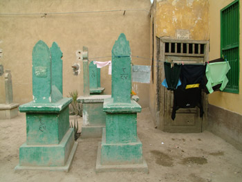INFORMAL URBANISM. Sandi Hilal, Charlie Koolhaas, Alessandro Petti. Cementerio habitado de El Cairo