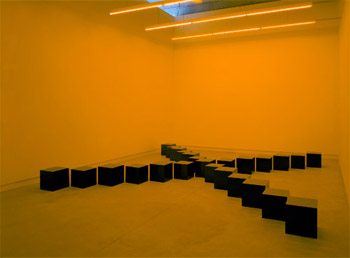 Bruce Nauman. Piedras negras bajo luz amarilla, 1987. Bloques de mrmol negro bajo luz amarilla.  Colecciones de Arte Contemporneo Fundacin la Caixa