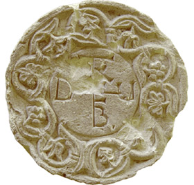 Medalln orlado de roleos con anagrama. Pla de Nadal (Ribarroja del Turia, Valencia)