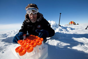 J.P. Albar recogiendo muestras de hielo Antrtico