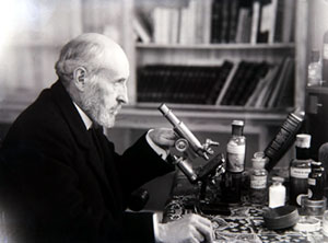 Santiago Ramn y Cajal en su casa con el microscopio. Madrid 1915