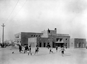 Alumnos jugando al futbol en el Instituto-Escuela, hacia 1933. Archivo General de la Administracin