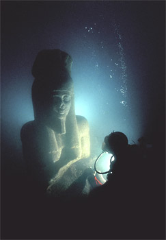 Colosal estatua de granito rosado de Hapi, dios de la crecida del Nilo. La estatua de granito se encuentra en el Museo Martimo de Alejandra. Altura 540 cm, anchura 105 cm, peso 6 toneladas, siglo IV a. C., principios de la poca Ptolemaica