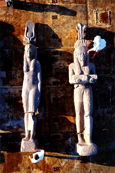 Colosos de una reina ptolemaica representada como Isis y de Hapi, dios de la crecida del Nilo, granito rosado, descubiertos en el gran Templo de Amon en la ciudad de Heraclion-Tonis, poca Ptolemaica