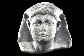 Colosal cabeza de una estatua identificada como Cesarion. Portus Magnus de Alejandra, Granito negro, siglo I a.C.