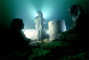 Un sacerdote portando a Osiris Canopo, y las dos esfinges encontradas muy cerca. Las figuras se limpiaron y recolocaron donde haban sido encontradas. Portus Magnus de Alejandra
