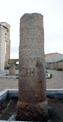 Miliario CIII. Adriano Epigrafa. Granito. (Rplica) 245 x 58 cm. Consejera de Cultura y Turismo. Junta de Extremadura. Carcaboso (Cceres).