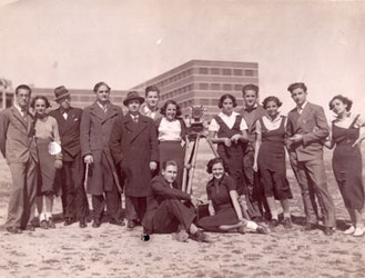 Grupo de estudiantes con el edificio al fondo, 1933. Coleccin Rosario Baos