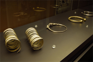 Tesoro de Palencia (brazaletes, fíbulas, torques, pendientes y adornos para el cabello en plata y oro)