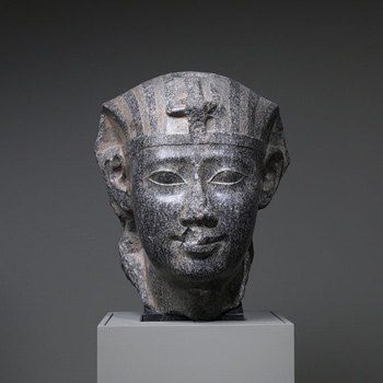 El descubrimiento se ha realizado en el sitio arqueológico de Watfa, a cinco kilómetros del palacio Qarún de la antigua ciudad de Filoteris, fundada a orillas del lago Qarún por Ptolomeo II. Imagen: Estatua de granito de Ptolomeo II. / Acquired by Henry Walters, 1924 (WIKIMEDIA)
