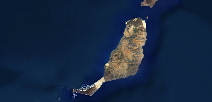 La isla desde Fuerteventura desde el espacio. / Asybaris01. Topographic data SRTM from NASA and World Imagery (WIKIMEDIA COMMONS)