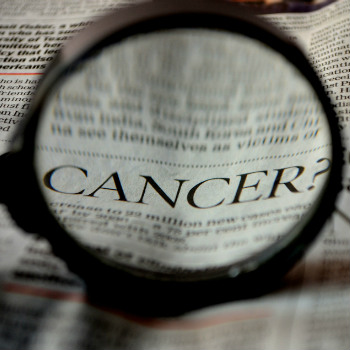 El linfoma anaplásico de células grandes es un cáncer poco frecuente asociado a los implantes mamarios. / PDPics (PIXABAY)