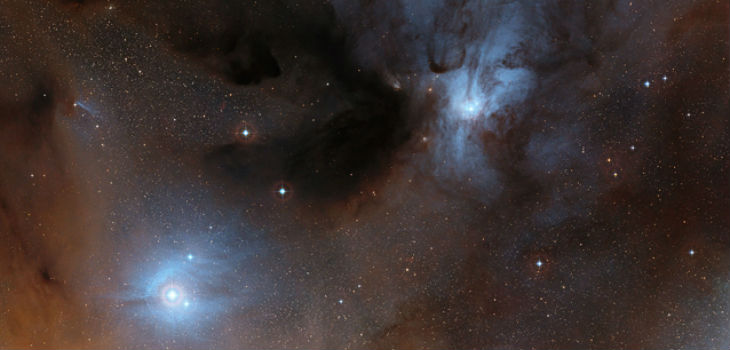 Vista general de la región de formación estelar Rho Ophiuchi en la constelación de Ofiuco. Esta imagen, que muestra regiones brillantes y oscuras, ha sido creada a partir de imágenes del Digitized Sky Survey 2. A la izquierda de la imagen, señalado con un círculo, aparece el objeto IRAS16293-2422 B. © ESO/Digitized Sky Survey 2, agradecimientos a Davide De Martin