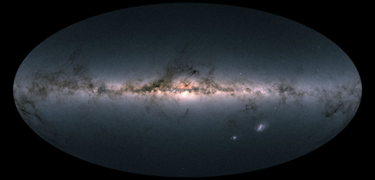 La Vía Láctea a través de los ojos de Gaia. El mapa muestra el color y el brillo de las cerca de mil setecientos millones de estrellas observadas por Gaia entre julio de 2014 y mayo de 2016. / ESA/Gaia/DPAC