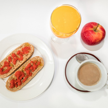 Fotografía de desayuno ‘energético’: Una taza de café, leche-yogur, fruta y pan integral con tomate y aceite de oliva. / CNIC