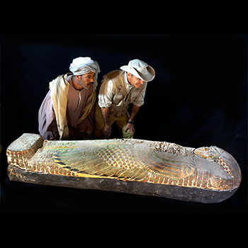 Los arqueólogos contemplan el sarcófago de Neb, de hace unos 3.600 años/ (CSIC/ Proyecto Djehuty)