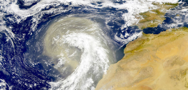 Imagen de satélite de una gran masa de polvo desplazándose hacia el oeste sobre las Islas Canarias, con un tamaño equivalente al de la Península Ibérica (margen superior derecho)./NASA Earth Observatory