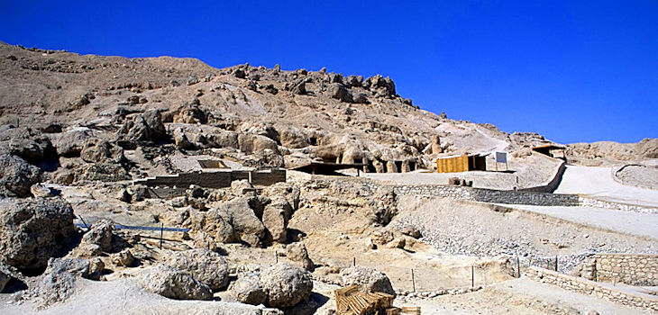 Sitio arqueológico de Dra 'Abu el-Naga, vista hacia el oeste, Luxor West Bank, Egipto. / Roland Unger (WIKIMEDIA)