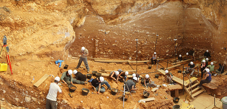 Panorámica de la excavación en 2012 de la Gran Dolina (Sierra de Atapuerca). / Mario Modesto Mata (WIKIPEDIA)