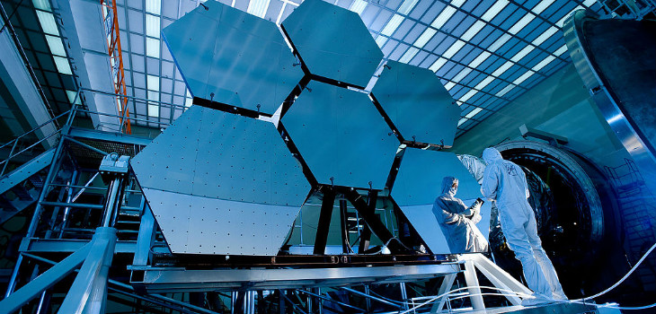 Seis de los 18 espejos del Telescopio Espacial James Webb sometidos a una prueba de inmersión de temperatura. / NASA/MSFC/David Higginbotham/Emmett Given (WIKIMEDIA)