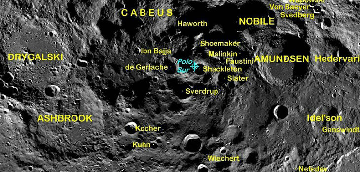 La región del polo sur de la Luna está repleta de cráteres que albergan agua helada. / NASA
