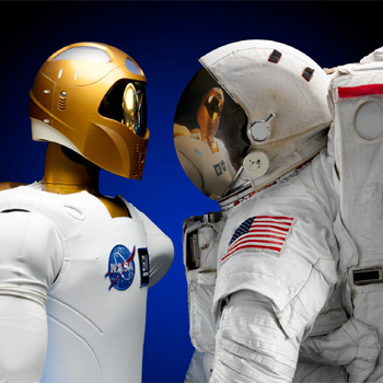 Robot de pruebas de la NASA frente a un uniforme de astronauta. / skeeze (PXIABAY)
