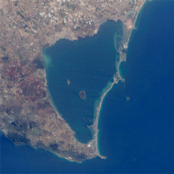 Vista del Mar Menor desde la Estación Espacial Internacional. / Image Science & Analysis Laboratory, of the NASA Johnson Space Center (WIKIMEDIA)