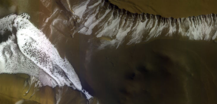 Cráter helado en Marte. / ESA/Roscosmos/CaSSIS, CC BY-SA 3.0 IGO