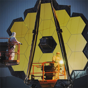 Inspeccionando el espejo principal del JWST. / NASA–C. Gunn (ESA)