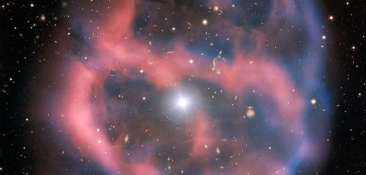 Esta impresionante nebulosa planetaria fue captada por uno de los instrumentos más versátiles del VLT, FORS2. El instrumento captó la brillante estrella central, Abell 36, así como la nebulosa planetaria circundante. Las partes rojas y azules de esta imagen corresponden a la emisión en longitudes de onda rojas y azules, respectivamente. / ESO
