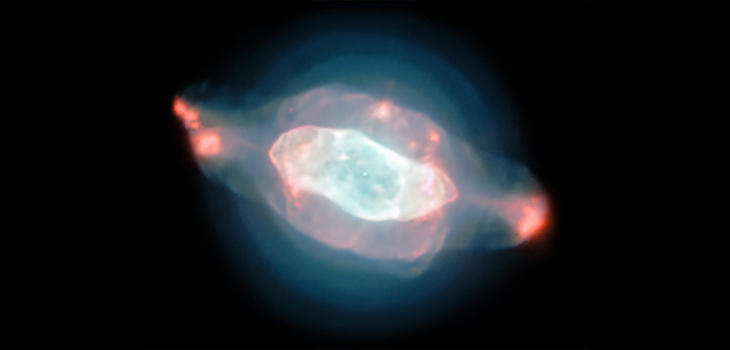 La espectacular nebulosa planetaria NGC 7009, o nebulosa Saturno, emerge de la oscuridad como una serie de burbujas de forma irregular, iluminada en gloriosos tonos azules y rosas. / ESO/J. Walsh