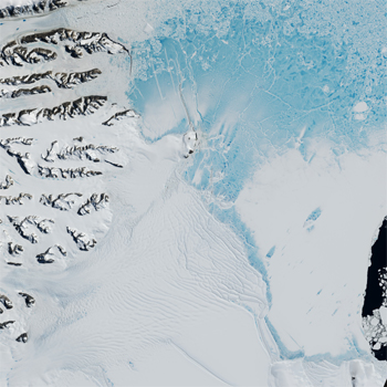 Vista aérea del  iceberg Larsen C situado en la Antártida. / NASA Earth Observatory image by Jesse Allen, using Landsat data from the U.S. Geological Survey