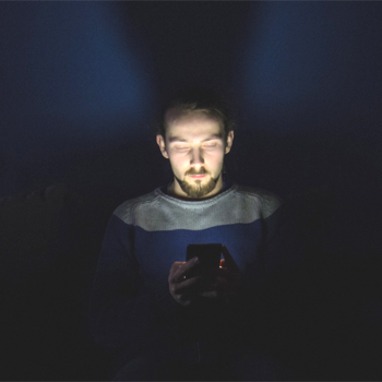 Hombre utilizando dispositivo móvil en la oscuridad. / KristopherK (PIXABAY)