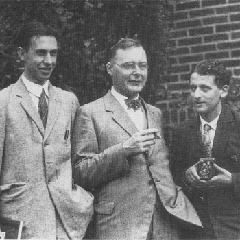Los científicos del ETH Zurich, el ICFO y la Universidad de Viena han logrado observar directamente la rotación de Kramers para una nanopartícula en levitación. En la imagen, de izquierda a derecha: George Uhlenbeck, Hendrik Kramers, and Samuel Goudsmit alrededor de 1928. / Unknown (WIKIMEDIA)