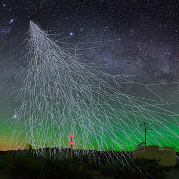 Representación artística de una lluvia de rayos cósmicos con un detector Cherenkov de agua del Observatorio Pierre Auger en el oeste de Argentina. / A. Chantelauze, S. Saffi, L. Bret, Observatorio Pierre Auger