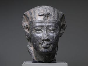 El descubrimiento se ha realizado en el sitio arqueológico de Watfa, a cinco kilómetros del palacio Qarún de la antigua ciudad de Filoteris, fundada a orillas del lago Qarún por Ptolomeo II. Imagen: Estatua de granito de Ptolomeo II. / Acquired by Henry Walters, 1924 (WIKIMEDIA)