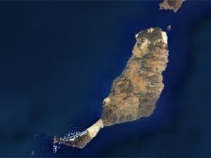 La isla desde Fuerteventura desde el espacio. / Asybaris01. Topographic data SRTM from NASA and World Imagery (WIKIMEDIA COMMONS)