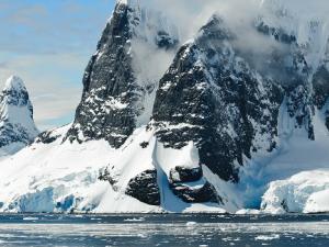Descubren "algo muy caliente" bajo los hielos de la Antártida