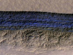 Sección transversal de una capa gruesa de hielo subterráneo en color azul brillante vista desde  la cámara HiRISE en el MRO de la NASA. / NASA/JPL-Caltech/UA/USGS