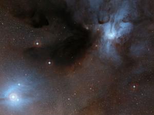 Vista general de la región de formación estelar Rho Ophiuchi en la constelación de Ofiuco. Esta imagen, que muestra regiones brillantes y oscuras, ha sido creada a partir de imágenes del Digitized Sky Survey 2. A la izquierda de la imagen, señalado con un círculo, aparece el objeto IRAS16293-2422 B. © ESO/Digitized Sky Survey 2, agradecimientos a Davide De Martin