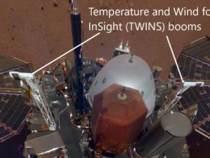  Primer selfie de InSight en Marte. En él se aprecian los sensores TWINS sobre la cubierta del módulo de aterrizaje. / © NASA/JPL-Caltech