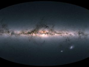 La Vía Láctea a través de los ojos de Gaia. El mapa muestra el color y el brillo de las cerca de mil setecientos millones de estrellas observadas por Gaia entre julio de 2014 y mayo de 2016. / ESA/Gaia/DPAC