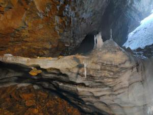Registro de hielo hallado en la Cueva Helada A-294, en el Pirineo central. Julio de 2015/ María Leunda (CSIC)