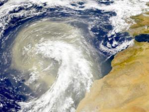 Imagen de satélite de una gran masa de polvo desplazándose hacia el oeste sobre las Islas Canarias, con un tamaño equivalente al de la Península Ibérica (margen superior derecho)./NASA Earth Observatory
