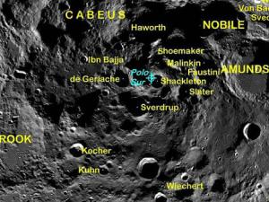 La región del polo sur de la Luna está repleta de cráteres que albergan agua helada. / NASA