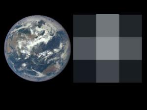 A la izquierda, imagen de la Tierra. A la derecha, cómo se vería desde otro sistema solar con las tecnologías actuales. / NOAA/NASA/Stephen Kane (NASA)